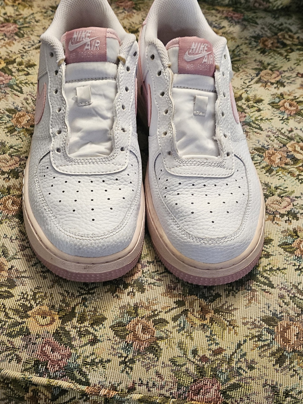 Nike Air Low-Top Sneakers in White and Light Pink